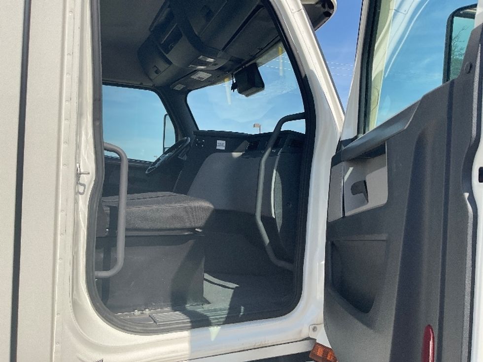 Day Cab Tractor-Heavy Duty Tractors-Freightliner-2021-T12664ST-La Porte-IN-406,536\n\t\tmiles-$ 55,000 - Image 12