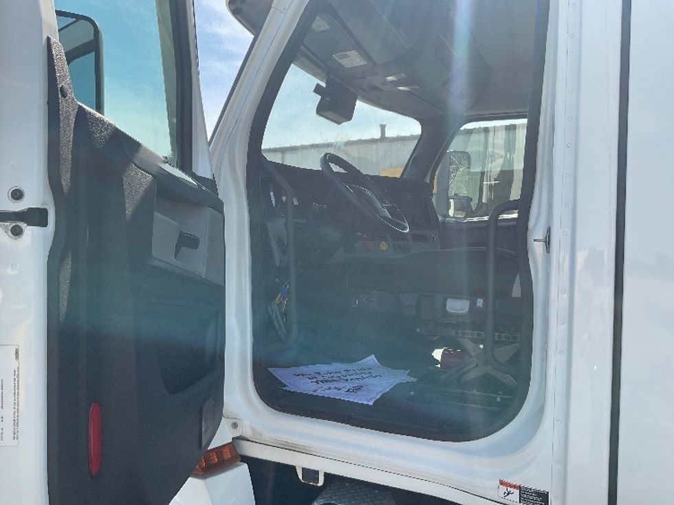 Day Cab Tractor-Heavy Duty Tractors-Freightliner-2021-T12664ST-La Porte-IN-406,536\n\t\tmiles-$ 55,000 - Image 9