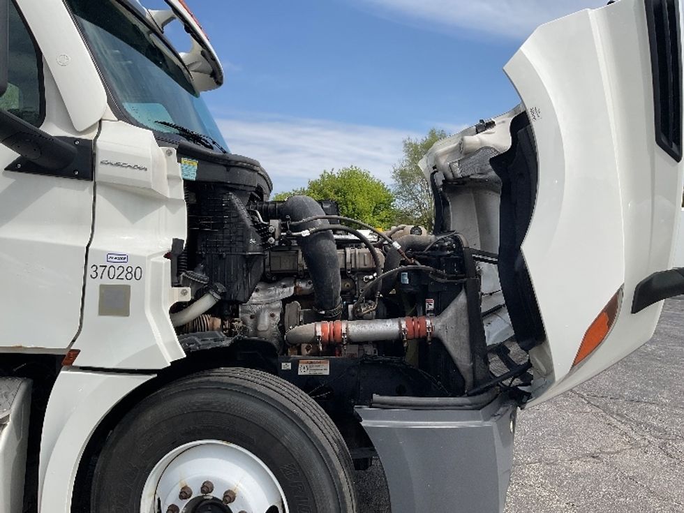 Day Cab Tractor-Heavy Duty Tractors-Freightliner-2021-T12664ST-La Porte-IN-443,893\n\t\tmiles-$ 51,750 - Image 15