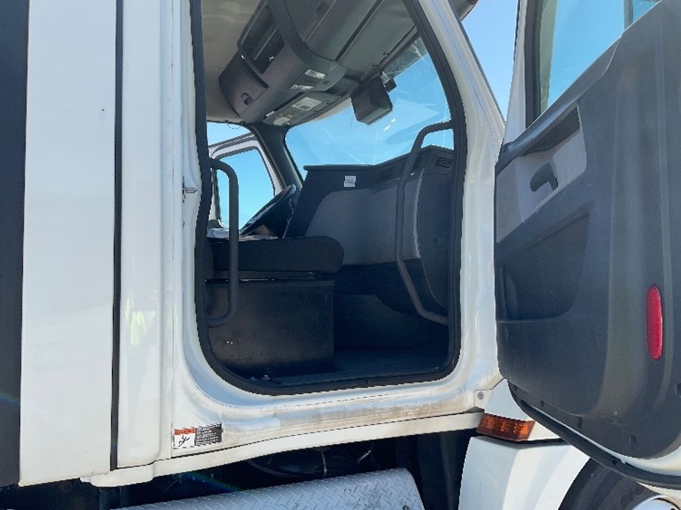 Day Cab Tractor-Heavy Duty Tractors-Freightliner-2021-T12664ST-La Porte-IN-472,779\n\t\tmiles-$ 49,000 - Image 12