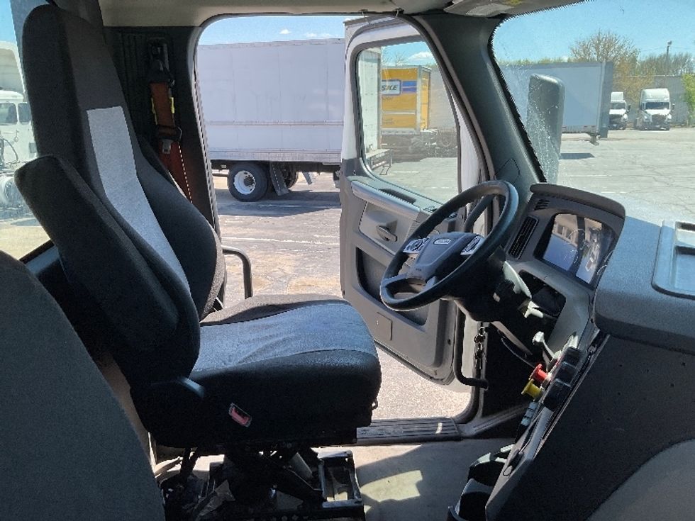 Day Cab Tractor-Heavy Duty Tractors-Freightliner-2021-T12664ST-La Porte-IN-472,779\n\t\tmiles-$ 49,000 - Image 14