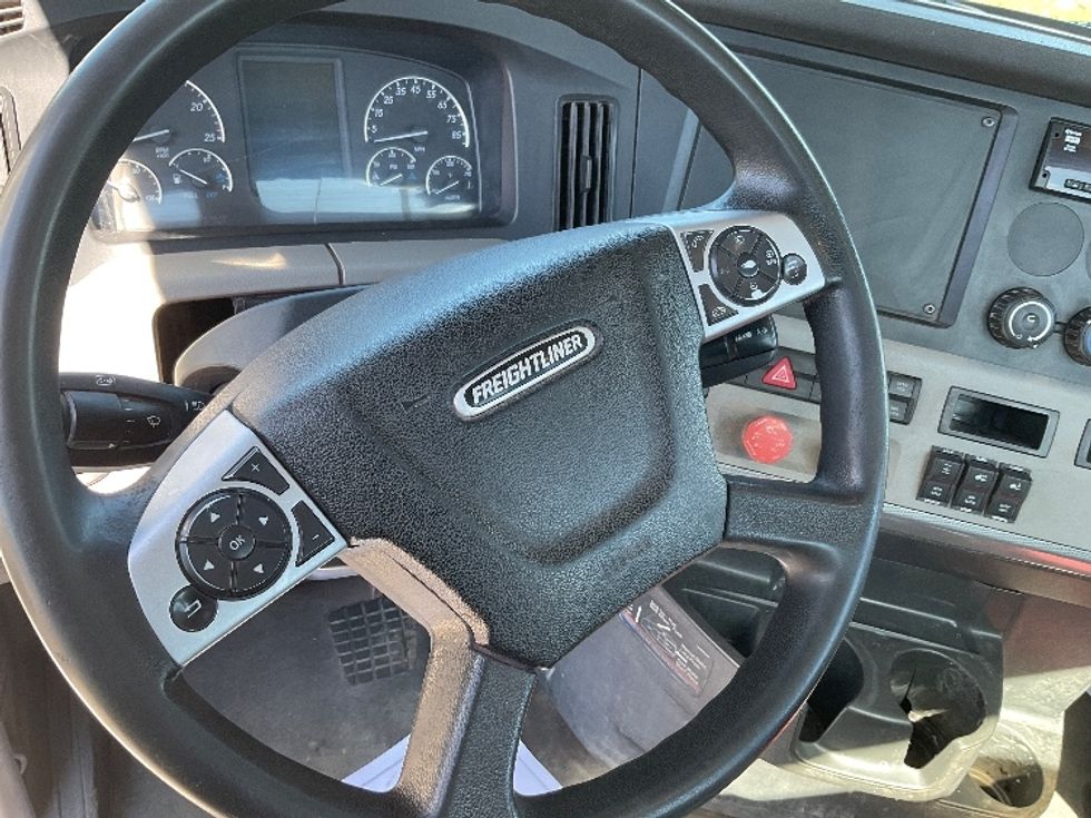 Day Cab Tractor-Heavy Duty Tractors-Freightliner-2021-T12664ST-La Porte-IN-528,576\n\t\tmiles-$ 43,500 - Image 11