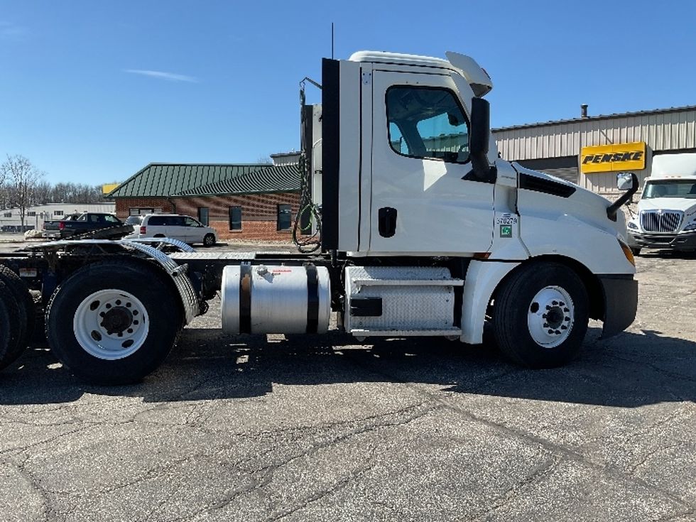 Day Cab Tractor-Heavy Duty Tractors-Freightliner-2021-T12664ST-La Porte-IN-528,576\n\t\tmiles-$ 43,500 - Image 8