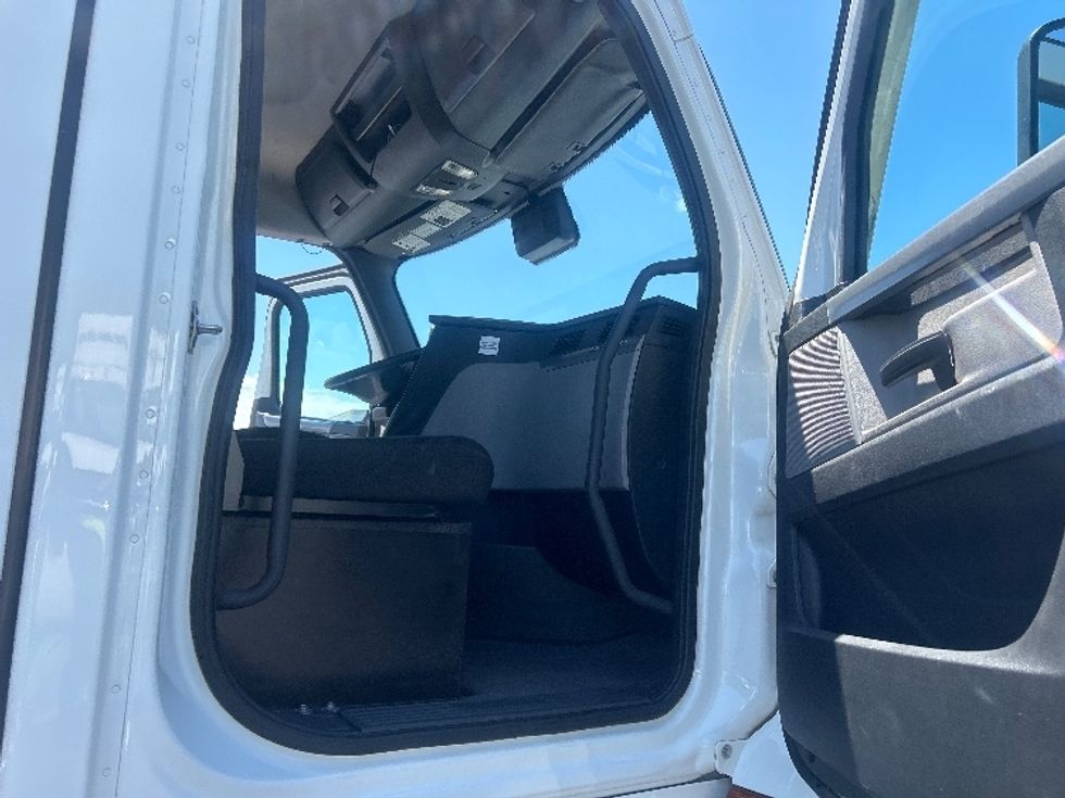 Day Cab Tractor-Heavy Duty Tractors-Freightliner-2021-T12664ST-La Porte-IN-532,787\n\t\tmiles-$ 43,000 - Image 12