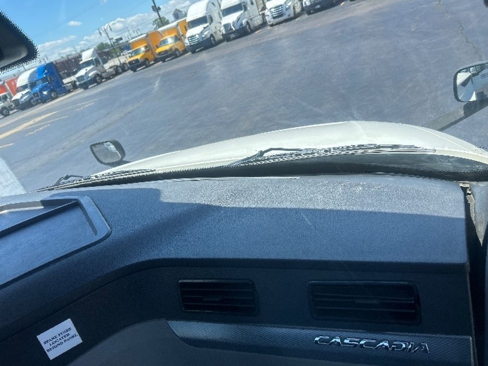 Day Cab Tractor-Heavy Duty Tractors-Freightliner-2021-T12664ST-La Porte-IN-532,787\n\t\tmiles-$ 43,000 - Image 13