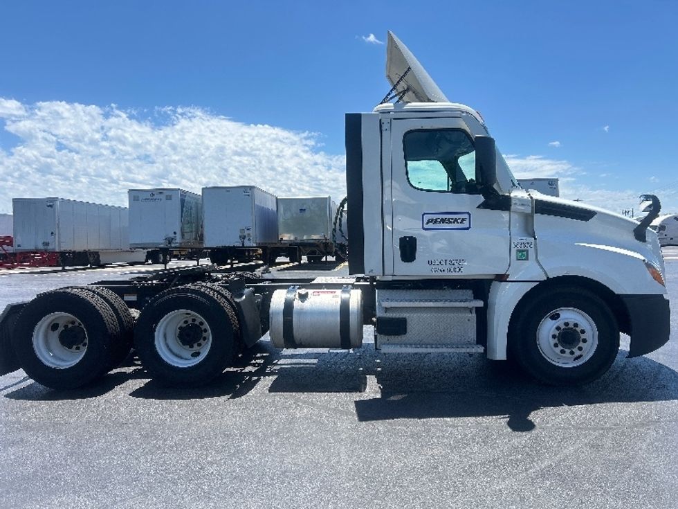 Day Cab Tractor-Heavy Duty Tractors-Freightliner-2021-T12664ST-La Porte-IN-532,787\n\t\tmiles-$ 43,000 - Image 8