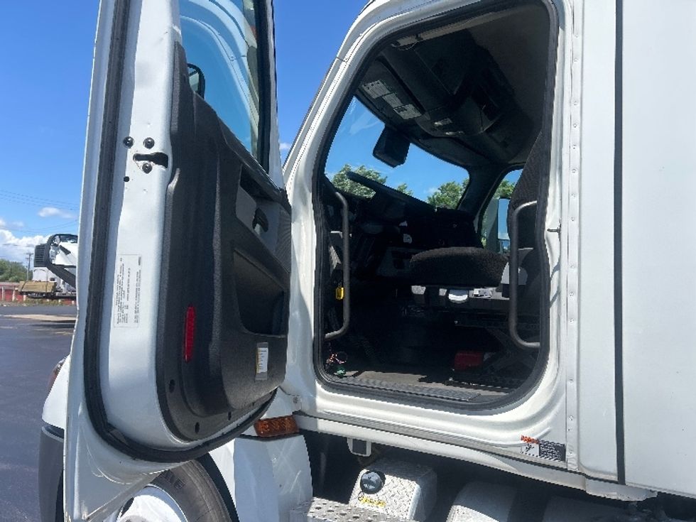Day Cab Tractor-Heavy Duty Tractors-Freightliner-2021-T12664ST-La Porte-IN-532,787\n\t\tmiles-$ 43,000 - Image 9