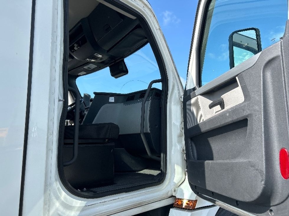 Day Cab Tractor-Heavy Duty Tractors-Freightliner-2021-T12664ST-La Vergne-TN-373,013\n\t\tmiles-$ 64,250 - Image 12