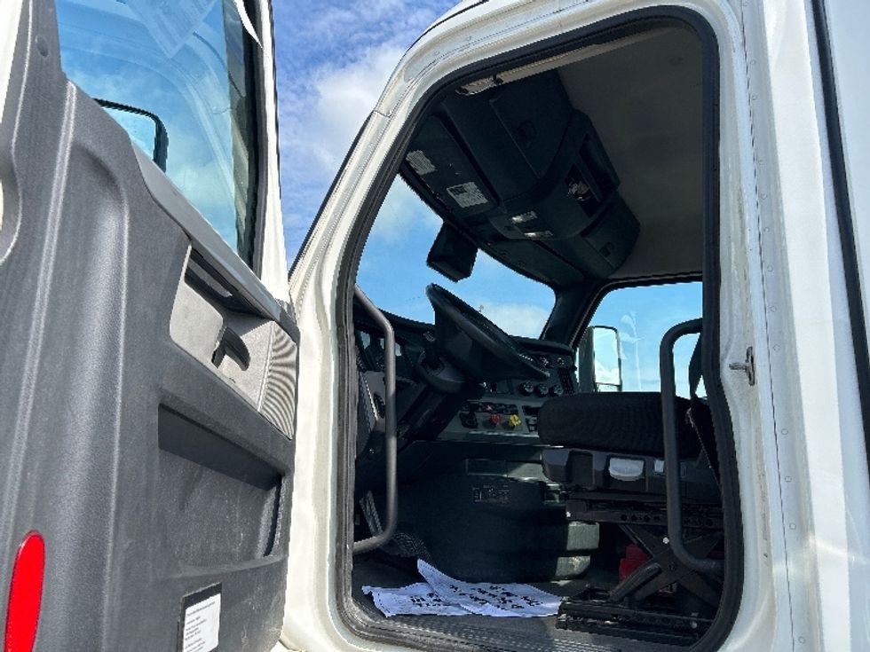 Day Cab Tractor-Heavy Duty Tractors-Freightliner-2021-T12664ST-La Vergne-TN-373,013\n\t\tmiles-$ 64,250 - Image 9