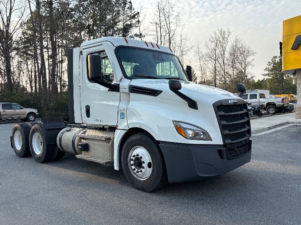 Day Cab Tractor-Heavy Duty Tractors-Freightliner-2021-T12664ST-Ladson-SC-226,345\n\t\tmiles-$ 68,500 - Image 1