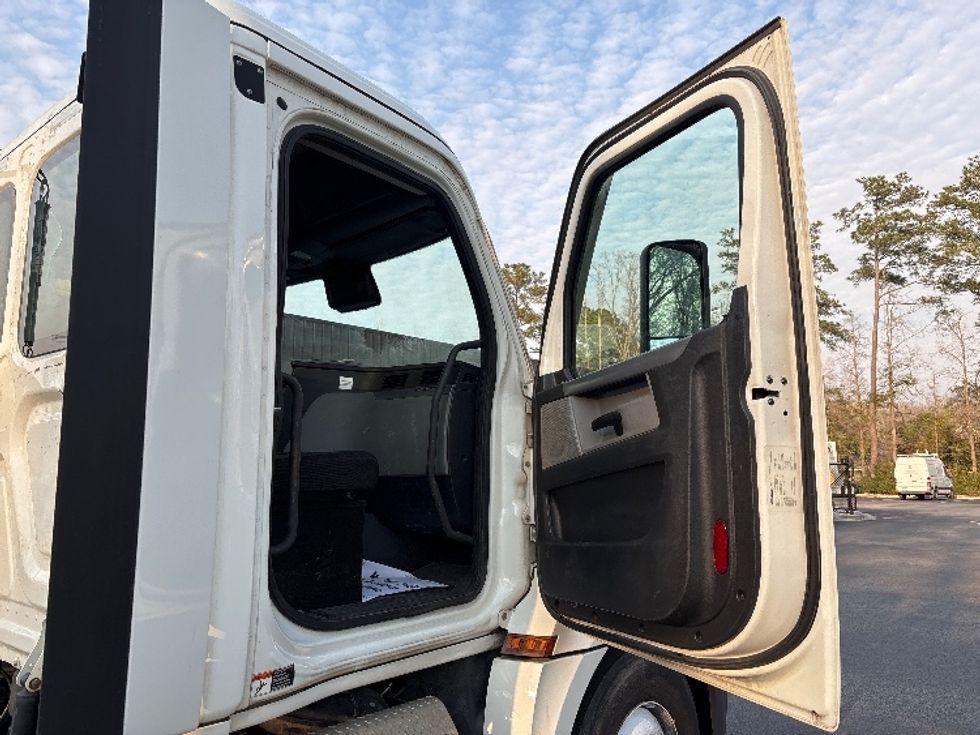 Day Cab Tractor-Heavy Duty Tractors-Freightliner-2021-T12664ST-Ladson-SC-226,345\n\t\tmiles-$ 68,500 - Image 12
