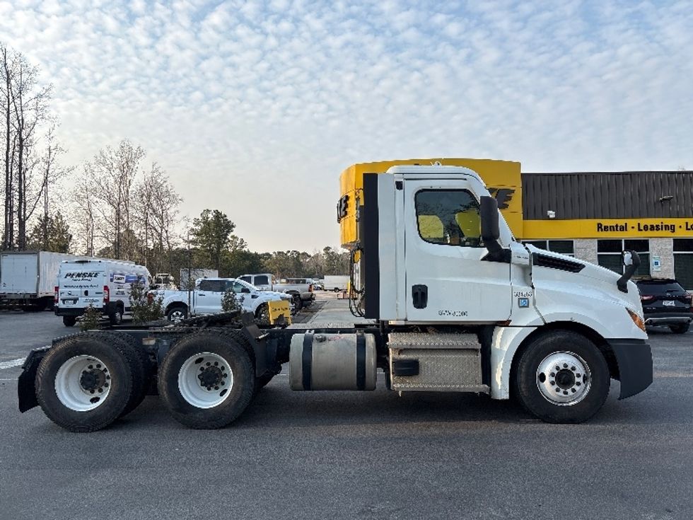 Day Cab Tractor-Heavy Duty Tractors-Freightliner-2021-T12664ST-Ladson-SC-226,345\n\t\tmiles-$ 68,500 - Image 8