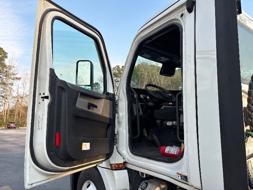 Day Cab Tractor-Heavy Duty Tractors-Freightliner-2021-T12664ST-Ladson-SC-226,345\n\t\tmiles-$ 68,500 - Image 9