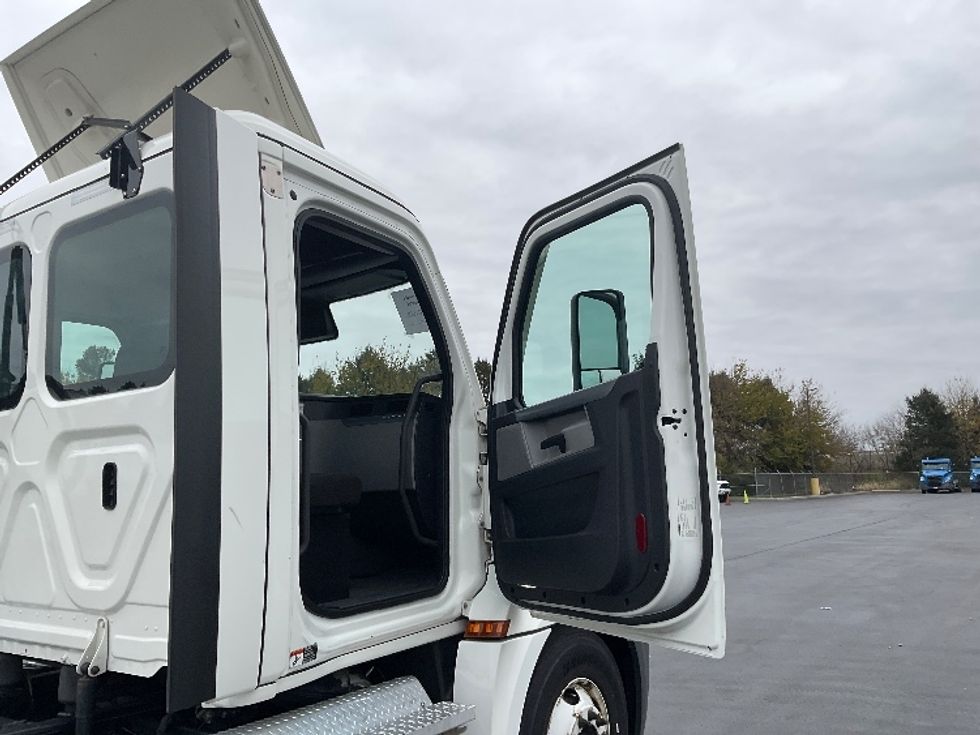 Day Cab Tractor-Heavy Duty Tractors-Freightliner-2021-T12664ST-Lancaster-PA-286,092\n\t\tmiles-$ 61,000 - Image 12