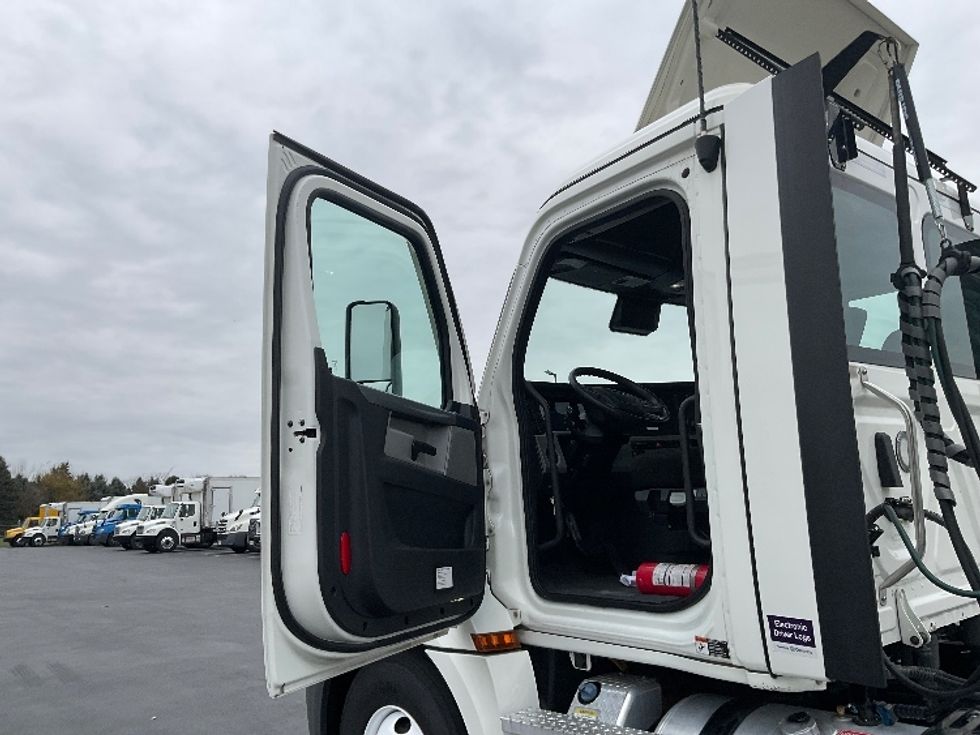 Day Cab Tractor-Heavy Duty Tractors-Freightliner-2021-T12664ST-Lancaster-PA-286,092\n\t\tmiles-$ 61,000 - Image 9