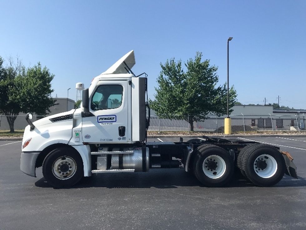 Day Cab Tractor-Heavy Duty Tractors-Freightliner-2021-T12664ST-Lancaster-PA-294,577\n\t\tmiles-$ 61,750 - Image 4