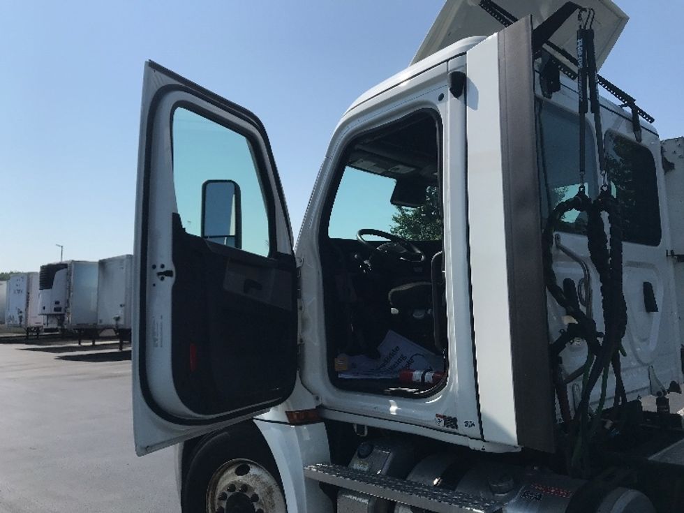 Day Cab Tractor-Heavy Duty Tractors-Freightliner-2021-T12664ST-Lancaster-PA-294,577\n\t\tmiles-$ 61,750 - Image 9