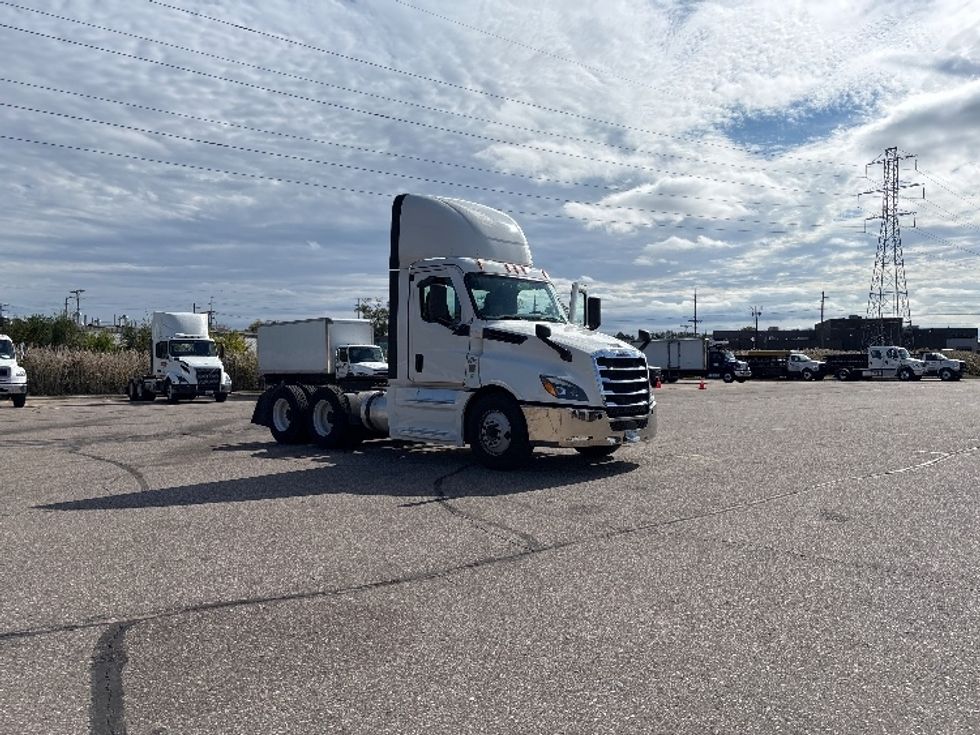 Day Cab Tractor-Heavy Duty Tractors-Freightliner-2021-T12664ST-Lansing-MI-609,624\n\t\tmiles-$ 30,500 - Image 1