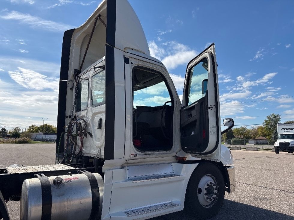 Day Cab Tractor-Heavy Duty Tractors-Freightliner-2021-T12664ST-Lansing-MI-609,624\n\t\tmiles-$ 30,500 - Image 12