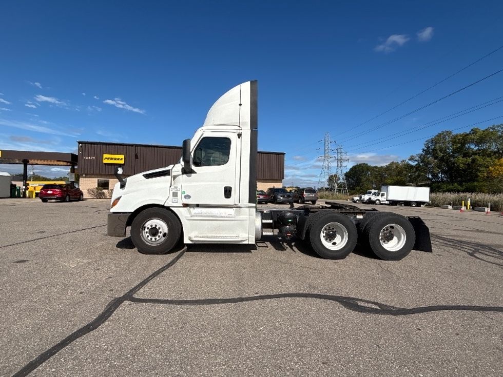 Day Cab Tractor-Heavy Duty Tractors-Freightliner-2021-T12664ST-Lansing-MI-609,624\n\t\tmiles-$ 30,500 - Image 4