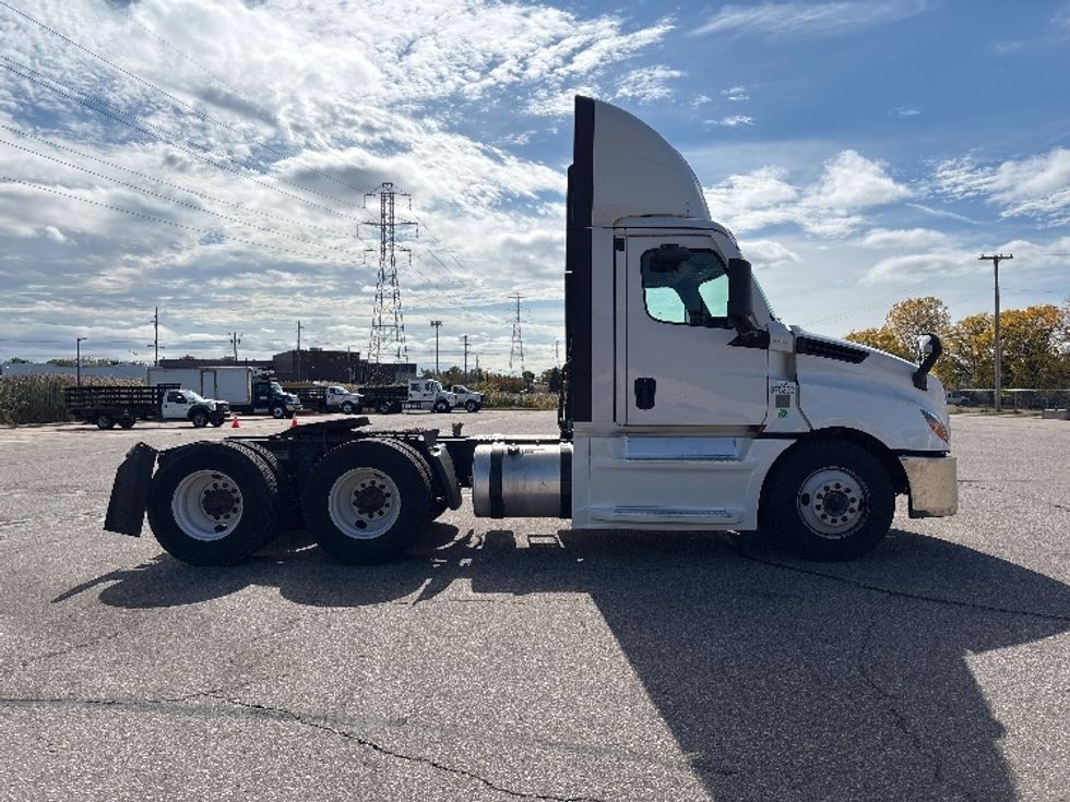 Day Cab Tractor-Heavy Duty Tractors-Freightliner-2021-T12664ST-Lansing-MI-609,624\n\t\tmiles-$ 30,500 - Image 8