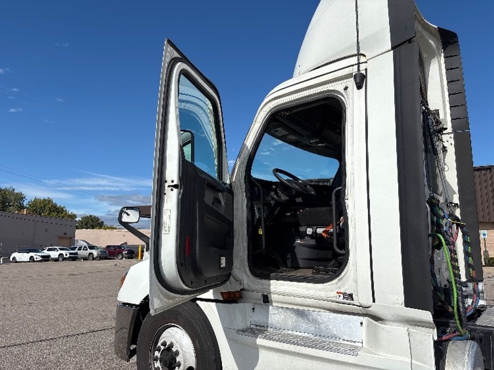 Day Cab Tractor-Heavy Duty Tractors-Freightliner-2021-T12664ST-Lansing-MI-609,624\n\t\tmiles-$ 30,500 - Image 9