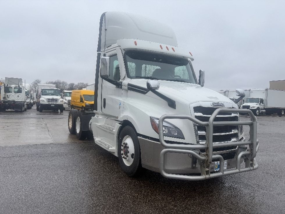 Day Cab Tractor-Heavy Duty Tractors-Freightliner-2021-T12664ST-Lansing-MI-696,890\n\t\tmiles-$ 26,750 - Image 1