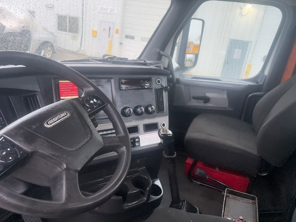 Day Cab Tractor-Heavy Duty Tractors-Freightliner-2021-T12664ST-Lansing-MI-696,890\n\t\tmiles-$ 26,750 - Image 10