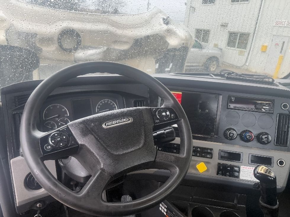 Day Cab Tractor-Heavy Duty Tractors-Freightliner-2021-T12664ST-Lansing-MI-696,890\n\t\tmiles-$ 26,750 - Image 11