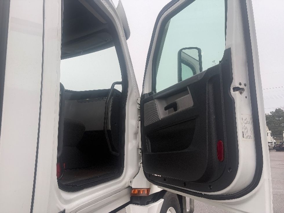 Day Cab Tractor-Heavy Duty Tractors-Freightliner-2021-T12664ST-Lansing-MI-696,890\n\t\tmiles-$ 26,750 - Image 12