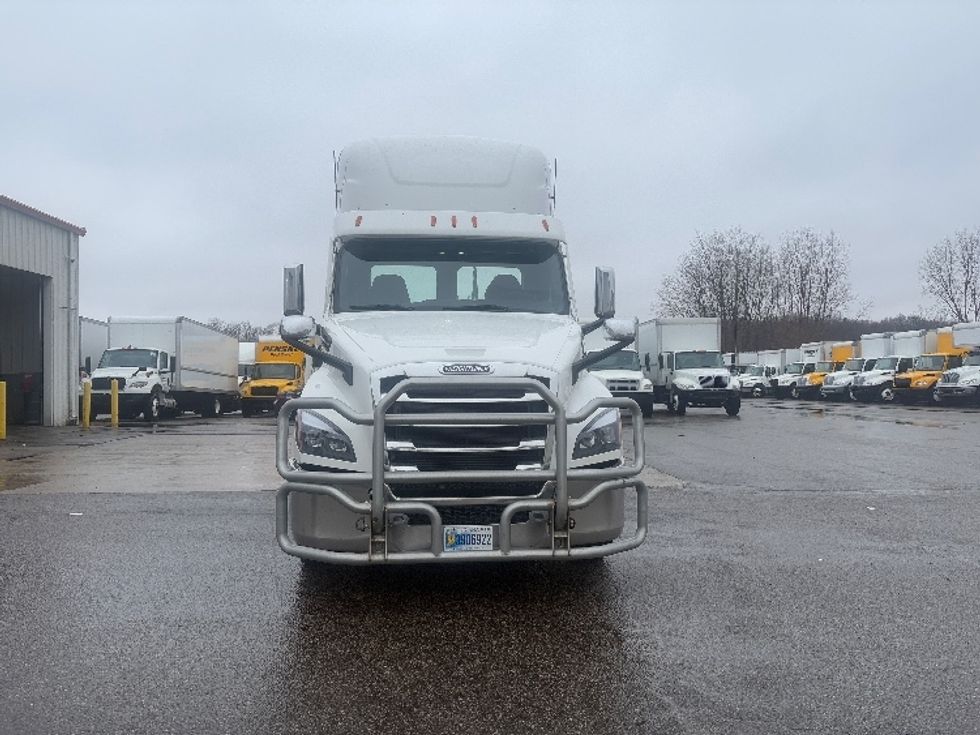 Day Cab Tractor-Heavy Duty Tractors-Freightliner-2021-T12664ST-Lansing-MI-696,890\n\t\tmiles-$ 26,750 - Image 2
