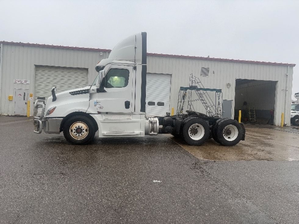 Day Cab Tractor-Heavy Duty Tractors-Freightliner-2021-T12664ST-Lansing-MI-696,890\n\t\tmiles-$ 26,750 - Image 4