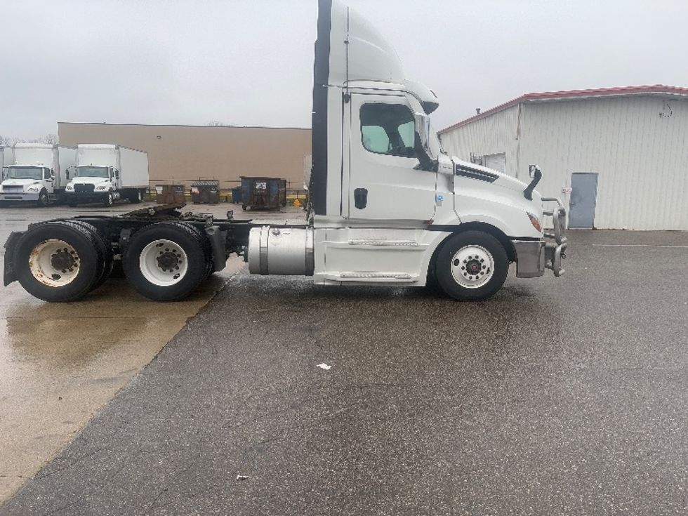 Day Cab Tractor-Heavy Duty Tractors-Freightliner-2021-T12664ST-Lansing-MI-696,890\n\t\tmiles-$ 26,750 - Image 8