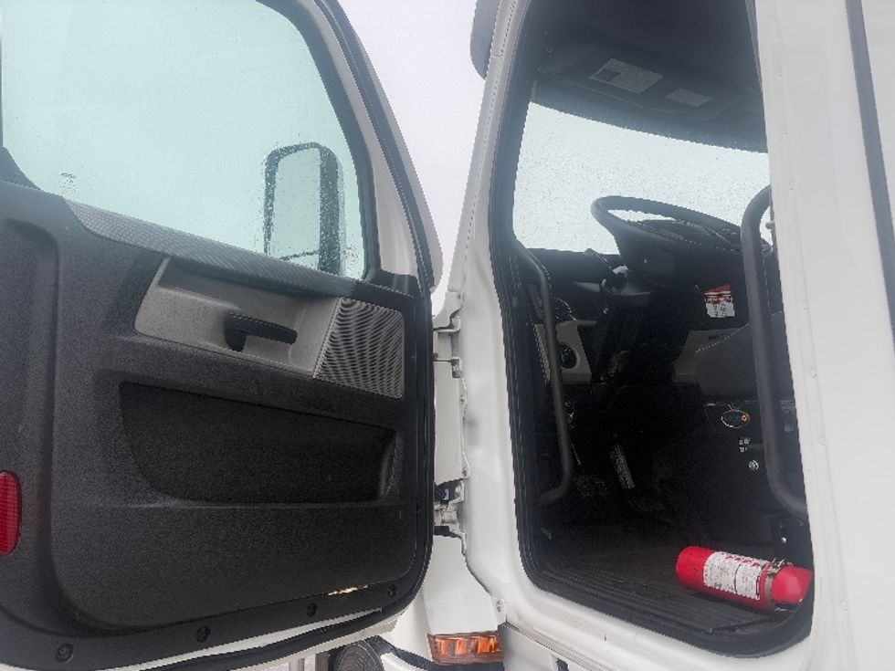 Day Cab Tractor-Heavy Duty Tractors-Freightliner-2021-T12664ST-Lansing-MI-696,890\n\t\tmiles-$ 26,750 - Image 9