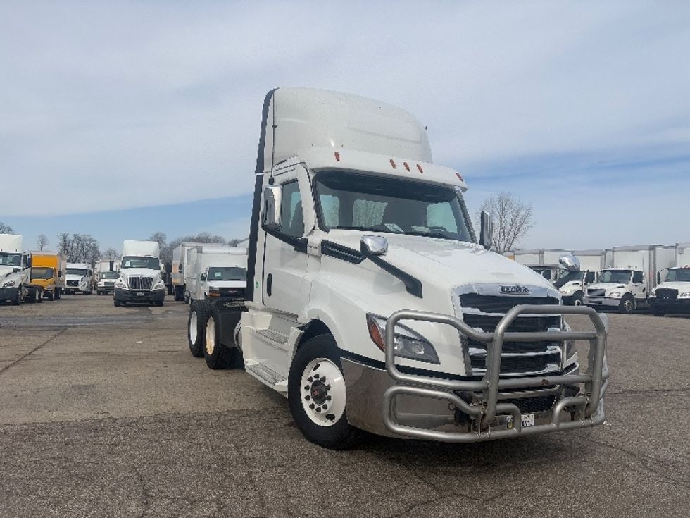 Day Cab Tractor-Heavy Duty Tractors-Freightliner-2021-T12664ST-Lansing-MI-697,804\n\t\tmiles-$ 26,250 - Image 1