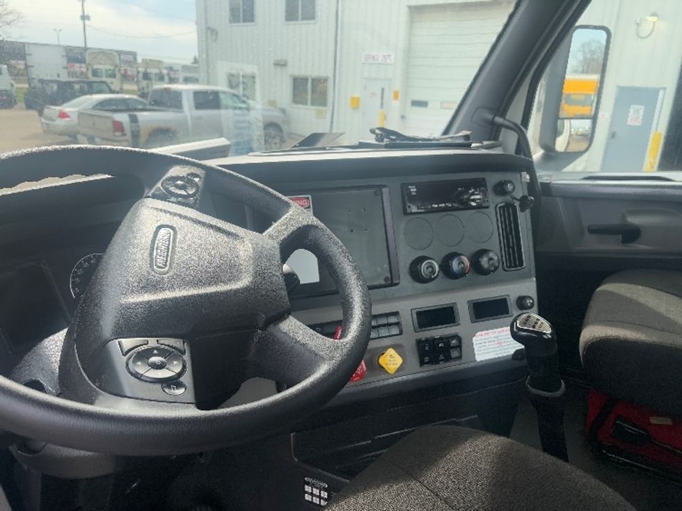 Day Cab Tractor-Heavy Duty Tractors-Freightliner-2021-T12664ST-Lansing-MI-697,804\n\t\tmiles-$ 26,250 - Image 10