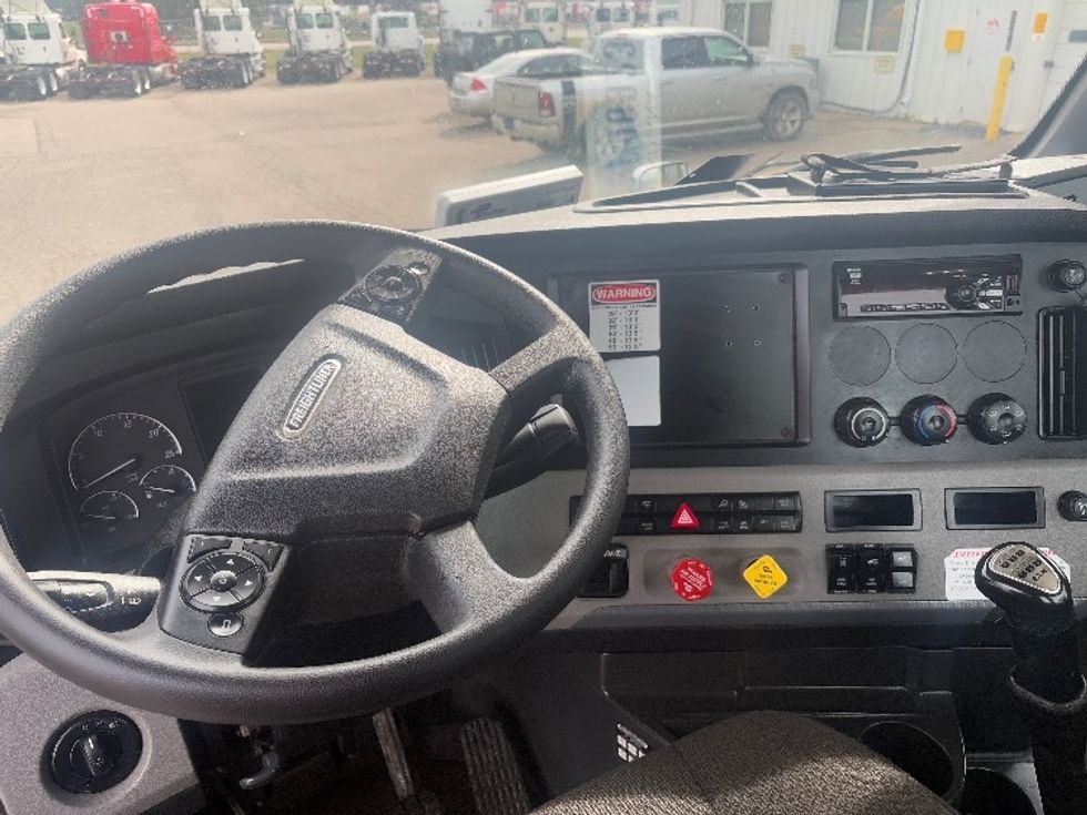Day Cab Tractor-Heavy Duty Tractors-Freightliner-2021-T12664ST-Lansing-MI-697,804\n\t\tmiles-$ 26,250 - Image 11
