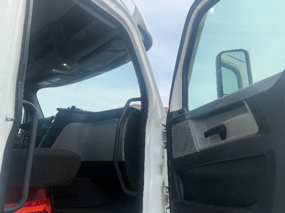 Day Cab Tractor-Heavy Duty Tractors-Freightliner-2021-T12664ST-Lansing-MI-697,804\n\t\tmiles-$ 26,250 - Image 12