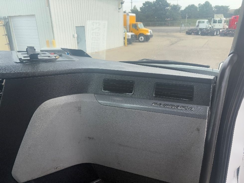 Day Cab Tractor-Heavy Duty Tractors-Freightliner-2021-T12664ST-Lansing-MI-697,804\n\t\tmiles-$ 26,250 - Image 13