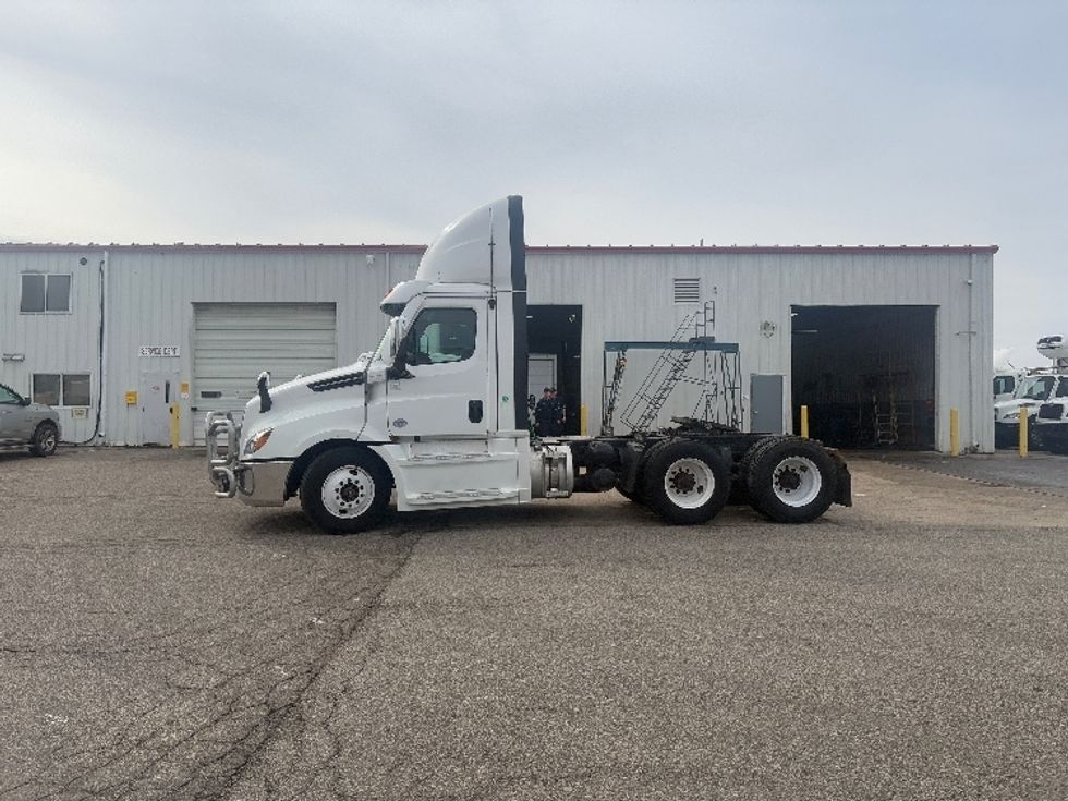 Day Cab Tractor-Heavy Duty Tractors-Freightliner-2021-T12664ST-Lansing-MI-697,804\n\t\tmiles-$ 26,250 - Image 4