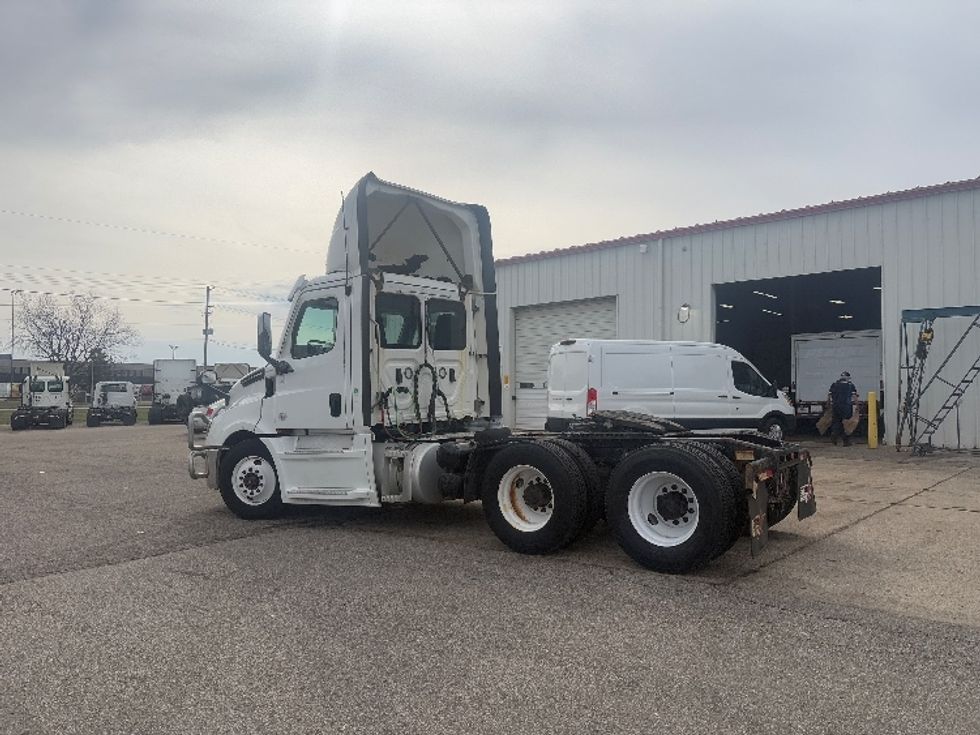 Day Cab Tractor-Heavy Duty Tractors-Freightliner-2021-T12664ST-Lansing-MI-697,804\n\t\tmiles-$ 26,250 - Image 5