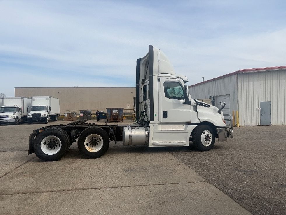 Day Cab Tractor-Heavy Duty Tractors-Freightliner-2021-T12664ST-Lansing-MI-697,804\n\t\tmiles-$ 26,250 - Image 8