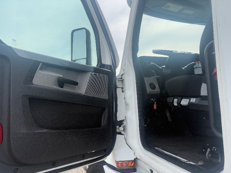 Day Cab Tractor-Heavy Duty Tractors-Freightliner-2021-T12664ST-Lansing-MI-697,804\n\t\tmiles-$ 26,250 - Image 9