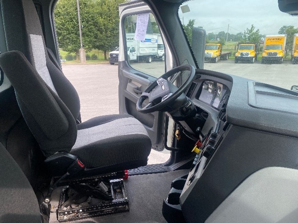 Day Cab Tractor-Heavy Duty Tractors-Freightliner-2021-T12664ST-Lexington-KY-300,608\n\t\tmiles-$ 66,250 - Image 14