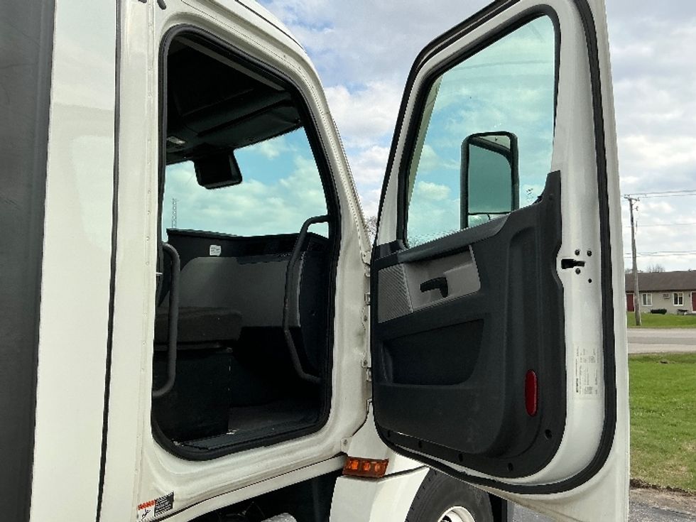 Day Cab Tractor-Heavy Duty Tractors-Freightliner-2021-T12664ST-Lexington-KY-309,378\n\t\tmiles-$ 65,750 - Image 12