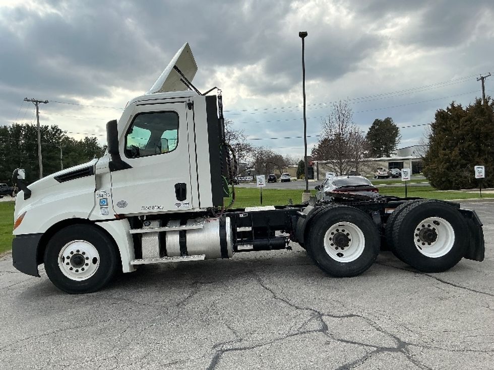 Day Cab Tractor-Heavy Duty Tractors-Freightliner-2021-T12664ST-Lexington-KY-309,378\n\t\tmiles-$ 65,750 - Image 4