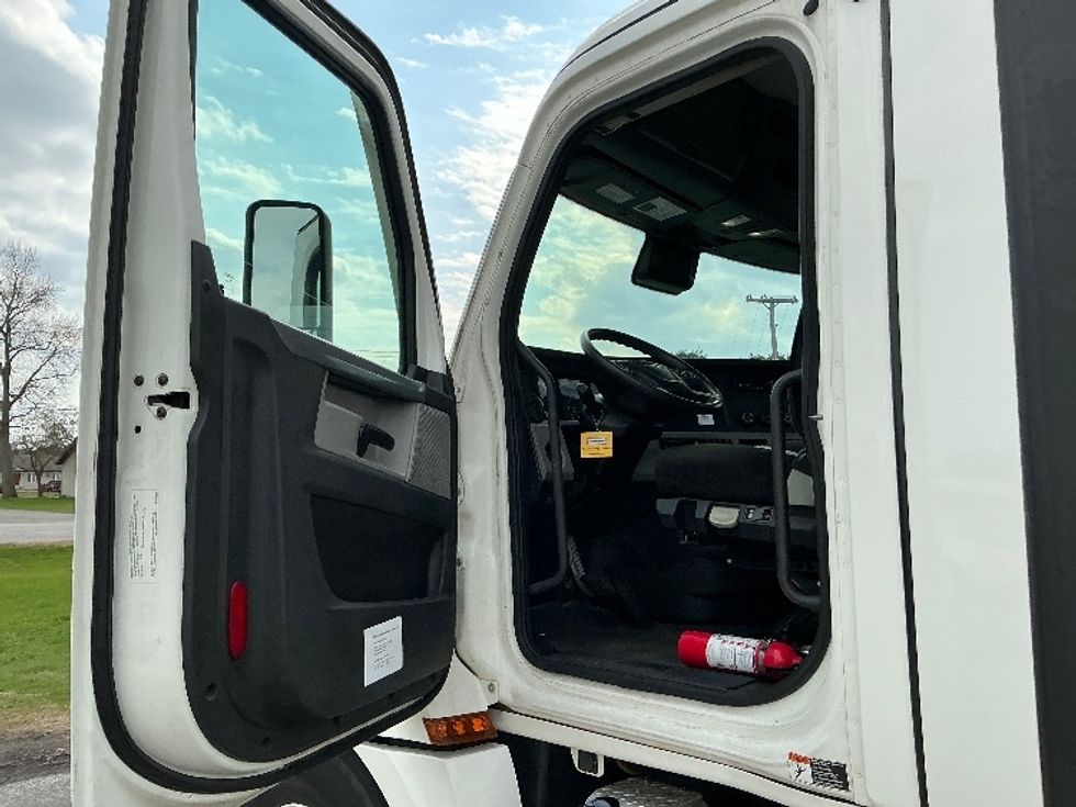 Day Cab Tractor-Heavy Duty Tractors-Freightliner-2021-T12664ST-Lexington-KY-309,378\n\t\tmiles-$ 65,750 - Image 9