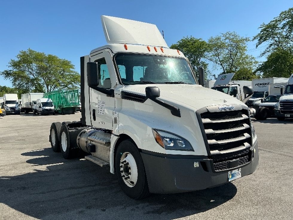 Day Cab Tractor-Heavy Duty Tractors-Freightliner-2021-T12664ST-Lexington-KY-498,665\n\t\tmiles-$ 49,250 - Image 1