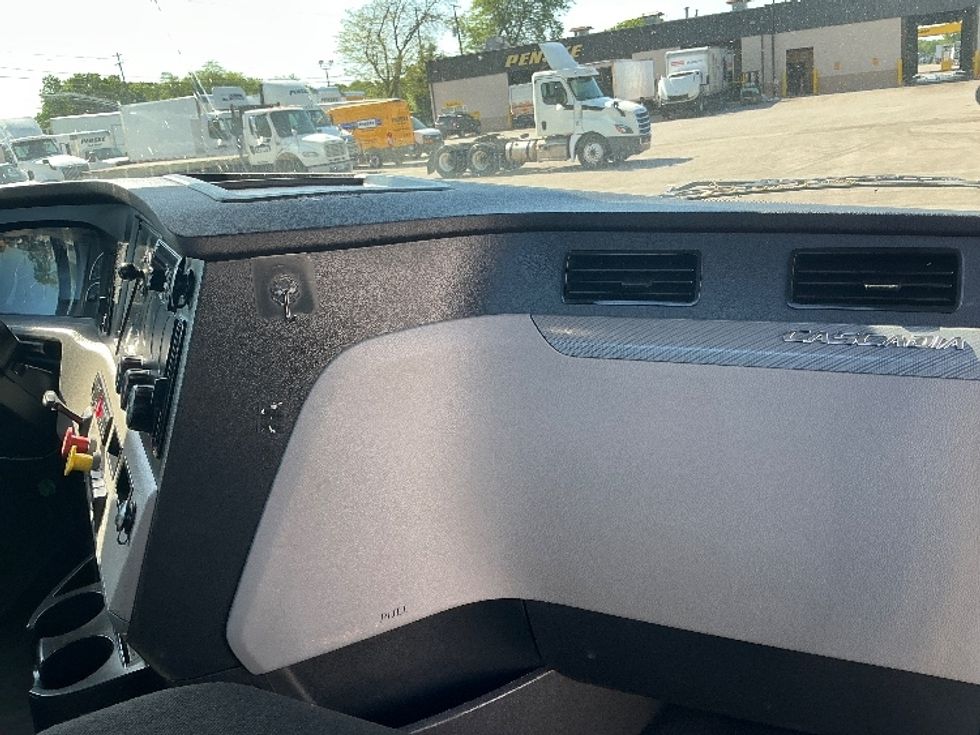 Day Cab Tractor-Heavy Duty Tractors-Freightliner-2021-T12664ST-Lexington-KY-498,665\n\t\tmiles-$ 49,250 - Image 13