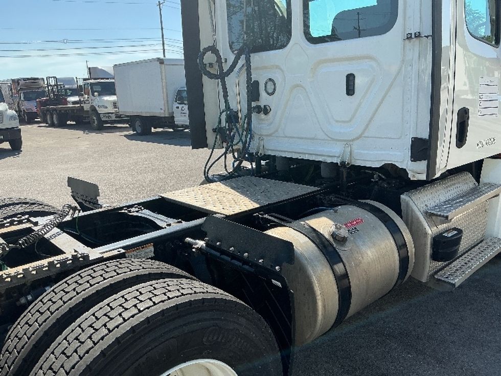 Day Cab Tractor-Heavy Duty Tractors-Freightliner-2021-T12664ST-Lexington-KY-498,665\n\t\tmiles-$ 49,250 - Image 18